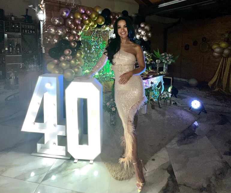 La extop de American, Gloria Vera, en la celebración de sus 40 años. (Gentileza)