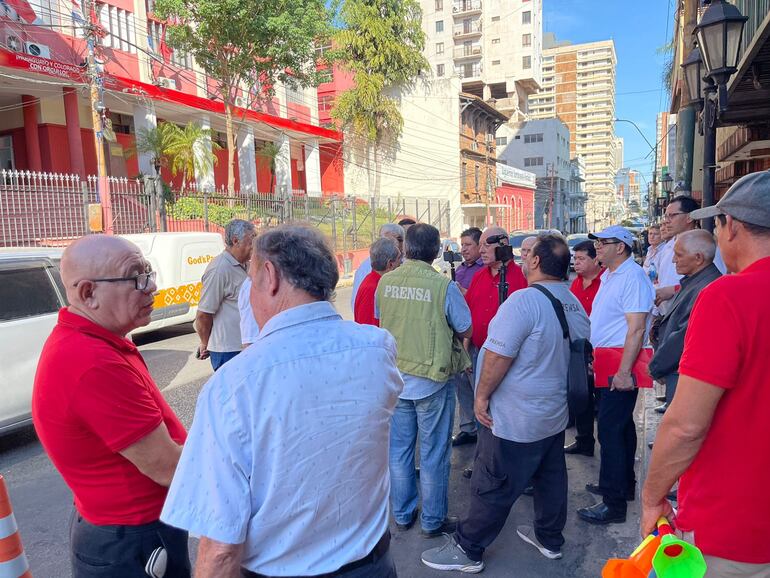 Dirigentes colorados se diferentes puntos del país se manifestaron hoy frente a la ANR. Piden la salida de ministros y directivos que no aportan al desarrollo de la República.