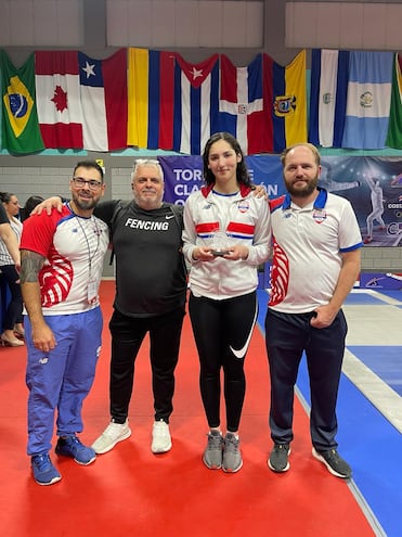 Montserrat Viveros, con trofeo en mano, celebra junto a su equipo el tercer lugar en el torneo preolímpico que se disputó en San José, Costa Rica.