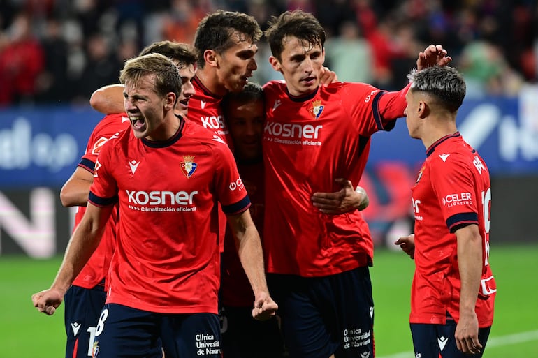 PAMPLONA, 28/09/2024.- El delantero de Osasuna Ante Budimir (2-d) celebra con sus compañeros tras marcar el tercer gol ante el Barcelona, durante el partido de LaLiga en Primera División que CA Osasuna y FC Barcelona disputan este sábado en el estadio de El Sadar, en Pamplona. EFE/Iñaki Porto
