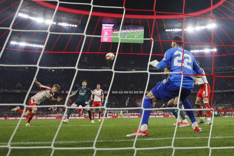 Munich (Germany), 17/04/2024.- Munich's Joshua Kimmich (L) scores the 1-0 goal during the UEFA Champions League quarter final, 2nd leg match between Bayern Munich and Arsenal in Munich, Germany, 17 April 2024. Bayern won 3-2 on aggregate. (Liga de Campeones, Alemania) EFE/EPA/RONALD WITTEK
