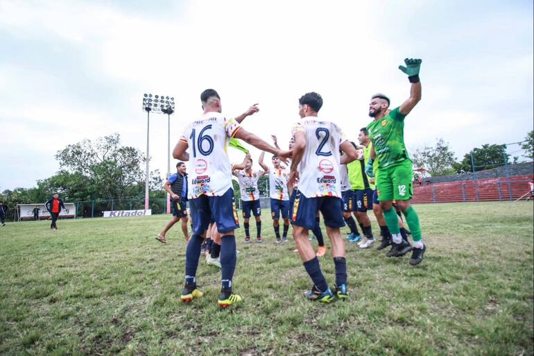 Los jugadores de Sport Colombia celebran tras el empate de visitante ante el Matarife.