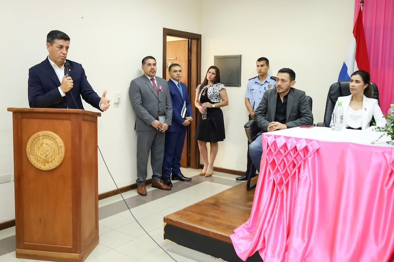 Ministro de la Corte Suprema de Justicia, Víctor Ríos, durante la presentación del diccionario Jurídico Guaraní en Paraguarí.