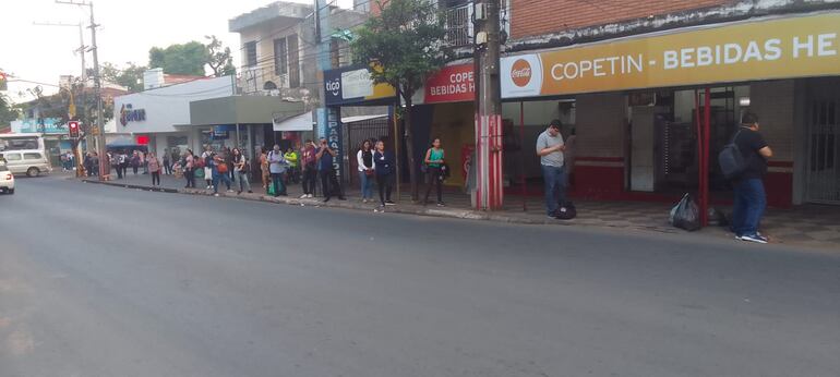 Todos los usuarios del transporte que se encontraban esta mañana sobre Saturio Ríos, ciudad de San Lorenzo, contaron que llevaban esperando más de una hora para poder abordar un colectivo.