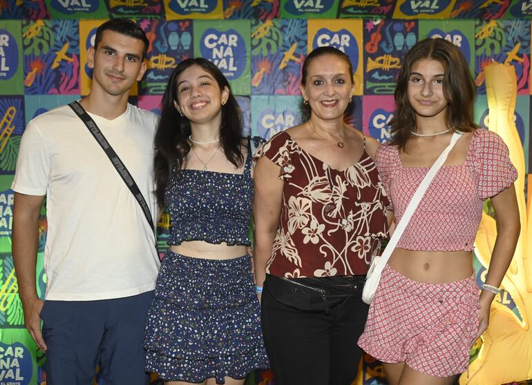 Maximiliano Peyrat, Sori Fernández, Silvia Velázquez y Victoria Peyrat.