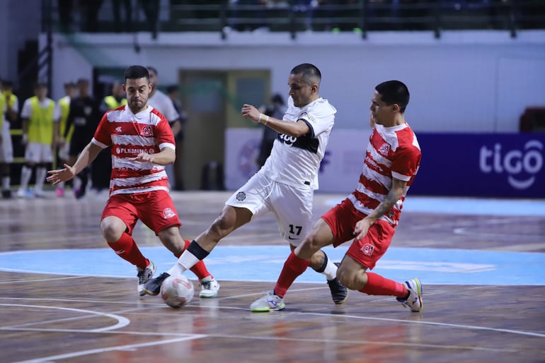 Inédito “tercer juego”  semifinal Afemec-Olimpia,  disputado anoche. Afemec ganó el primero e  igualó el segundo, cuyo resultado fue anulado, por lo que se volvió a disputar la vuelta.