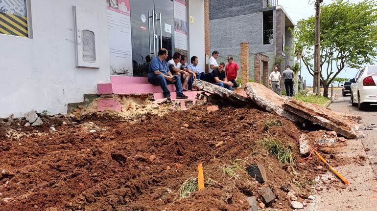 ¿Malaleche? Municipalidad de Encarnación rompió veredas cerca del sambódromo tras el inicio del Carnaval.