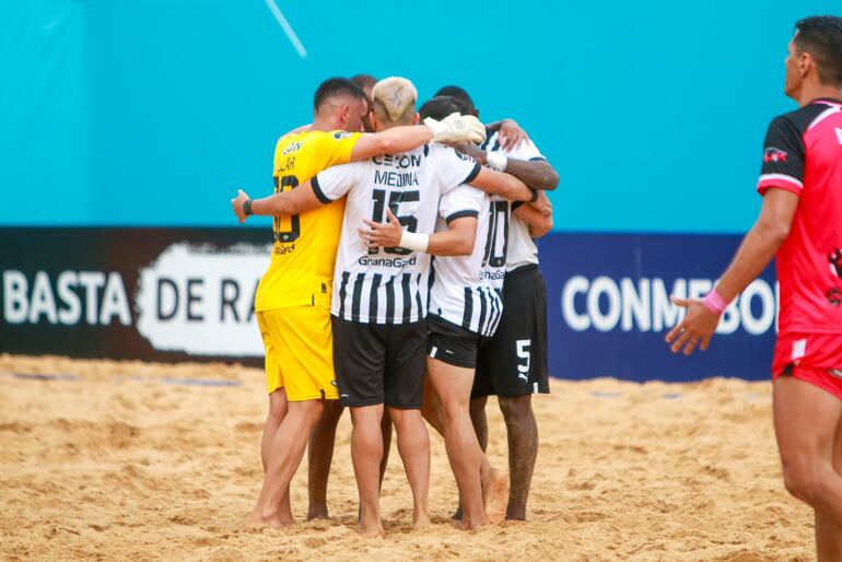 Los jugadores de Libertad festejan un gol en el partido de los cuartos de final de la Copa Libertadores de Fútbol Playa en el estadio Mundialista Los Pynandi, en Luque.