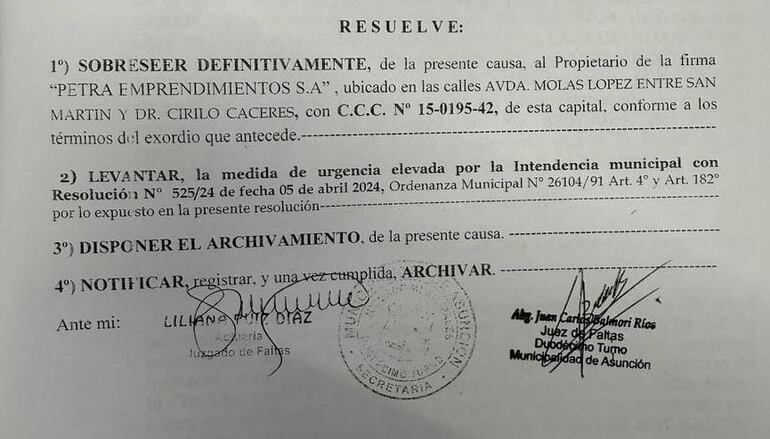 Un juez de faltas de la Municipalidad de Asunción sobreseyó a los propietarios del edificio Petra y levantó la suspensión de la obra dictada por la intendencia municipal.