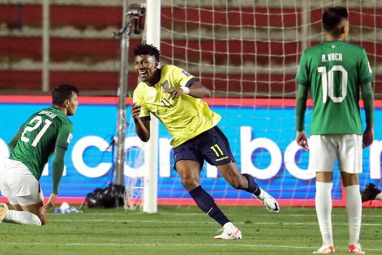 Kevin Rodríguez de Ecuador celebra su gol, en medio del lamento de José Sagredo y la desazón de Ramiro Vaca.  (Foto: EFE)