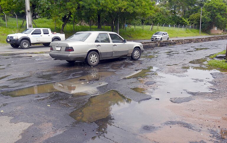 Las calles de Asunción y el área metropolitana se llenaron de baches con las lluvias.