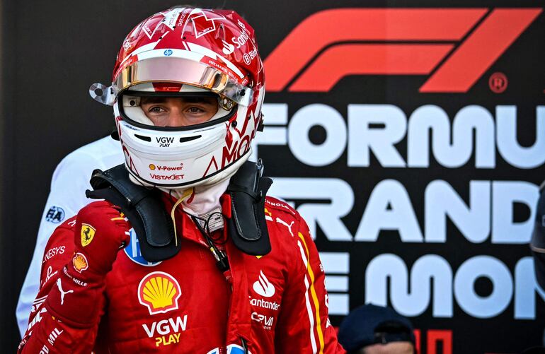 Charles Leclerc (26 años), de Ferrari, festeja otra “pole position” para el Gran Premio de Mónaco.