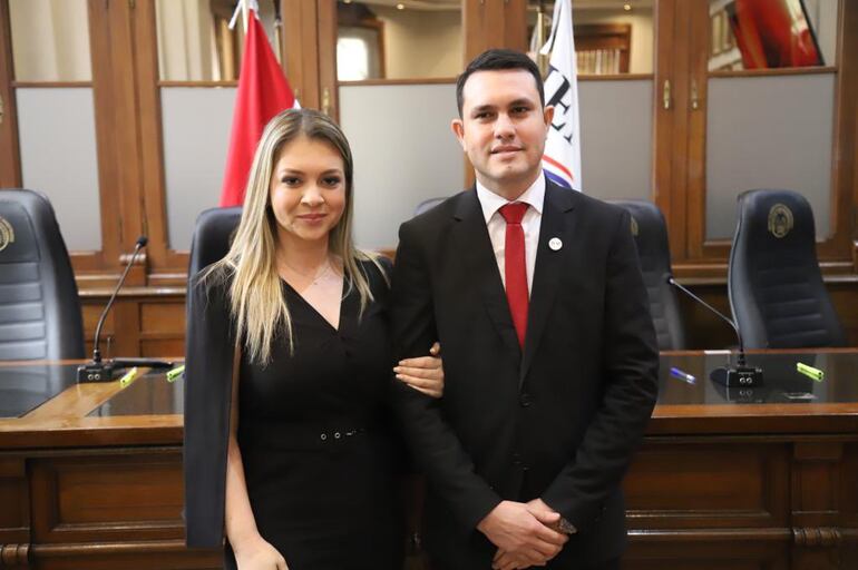 Hernán David Rivas (cartista) junto a su pareja Elena Escobar.