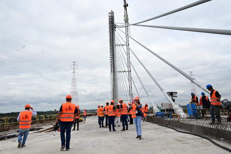 Recorrido por las obras del Puente Héroes del Chaco, que unirá a la capital Asunción con Chaco'i.