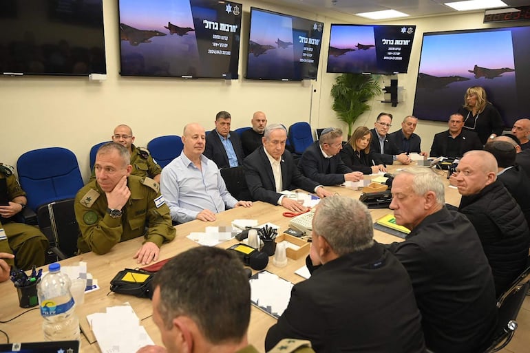 El primer ministro de Israel, Benjamin Netanyahu (C), lidera la reunión del Gabinete de Guerra, hoy en Tel Aviv.  