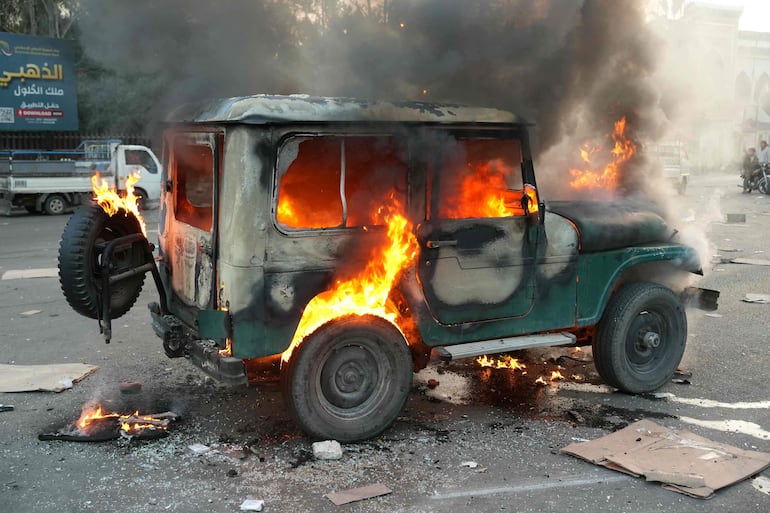 Un vehículo en llamas en Damasco, Siria, el domingo.