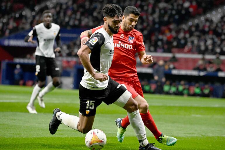 Omar Alderete no completó el partido del Valencia por lesión.