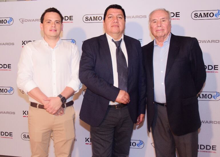 Mauricio Salazar, gerente comercial; Esteban Álvarez, representante de Edwards, y Óscar Salazar, presidente de SAMO.