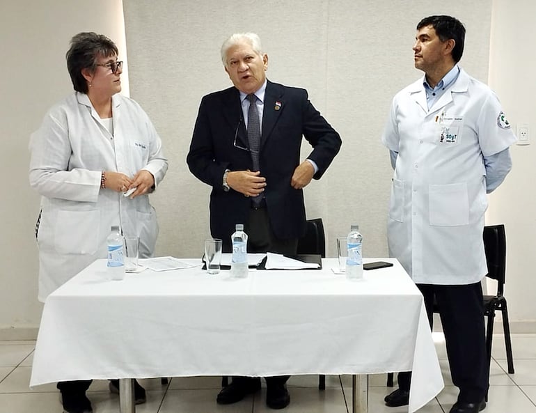 La doctora Ruth Zayas, junto a los doctores Gustavo González y Osvaldo Insfrán.