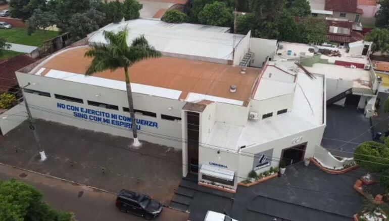 La imponente iglesia Centro de Convenciones Avivamiento de Curuguaty que edificó  el pastor.