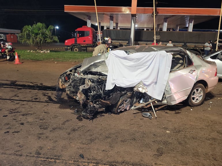 La víctima fatal quedó atrapada en el habitáculo de su automóvil.