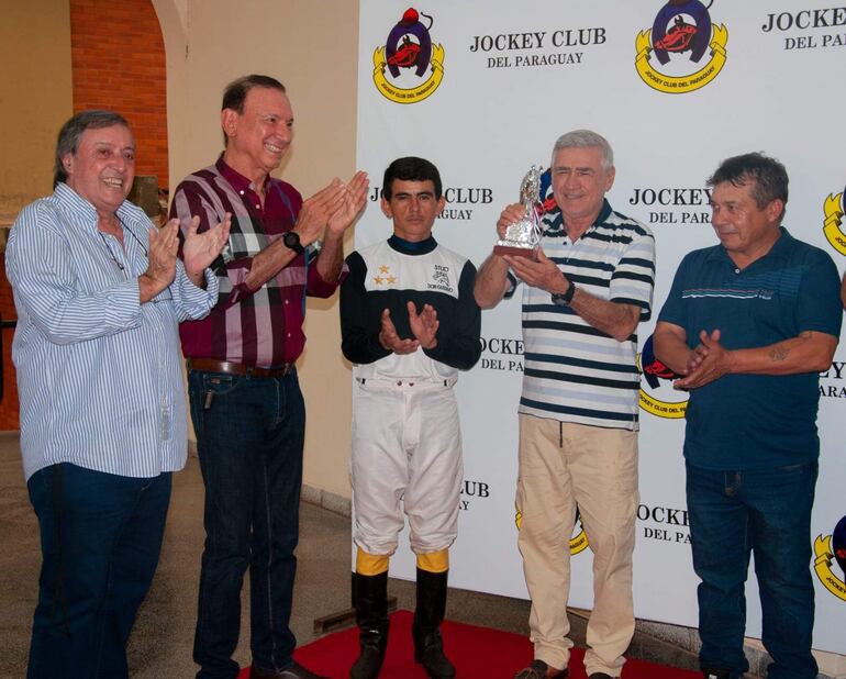 Alicio Solalinde recibe el premio por la victoria de Ninja.