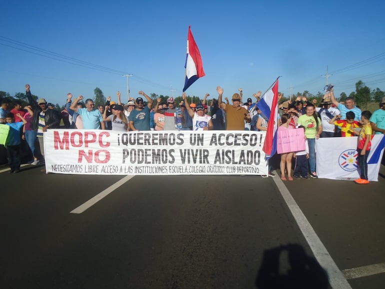 Cierre de la ruta PY02 realizado ayer en San José de los Arroyos.