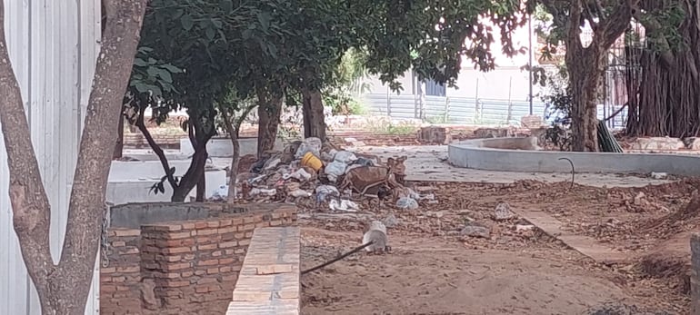 La plaza Naciones Unidas del barrio Mburicaó permanece clausurada y las obras paralizadas al menos desde inicios de 2025.