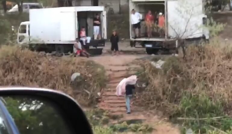 Momento en el que meten a Paraguay carne de contrabando por Clorinda. Fuente: La Nación de Argentina.