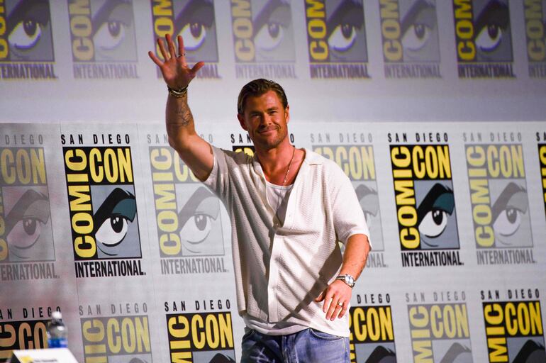 Chris Hemsworth saluda a la audiencia de la Comic-Con de San Diego.