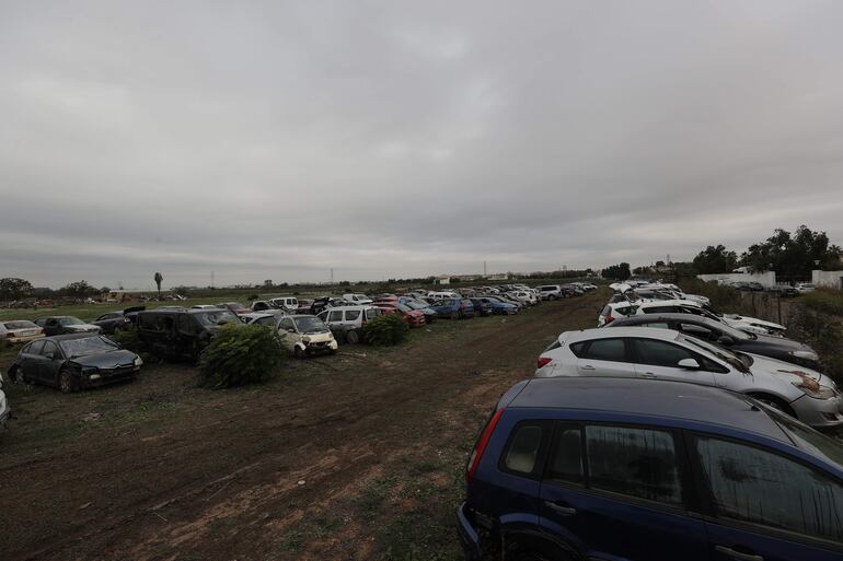 Vehículos apilados en un descampado cerca de Paiporta. La provincia de Valencia intenta retomar la actividad laboral y las clases en los colegios mientras continúan de forma intensa las labores de búsqueda de desaparecidos, de abastecimiento y atención a los damnificados, y de la limpieza de las calles y bajos de numerosos municipios, sobre los que ha vuelto a llover este domingo.