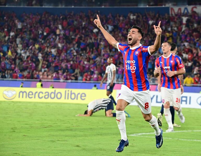 El argentino Federico Carrizo, jugador de Cerro Porteño, festeja un gol en el partido frente a Alianza Lima por la segunda fecha del Grupo A de la Copa Libertadores 2024 en el estadio La Nueva Olla, en Asunción.