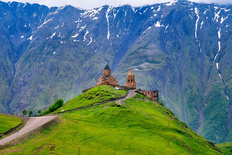 Iglesia de la Trinidad gergeti (Tsminda Sameba) en Kazbegi, Georgia.