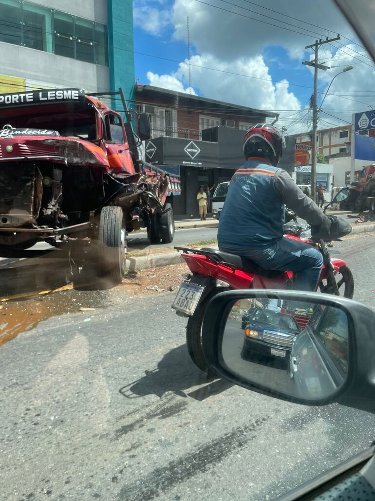 Uno de los camiones quedó con daños en la parte frontal y arriba del paseo central. (gentileza).