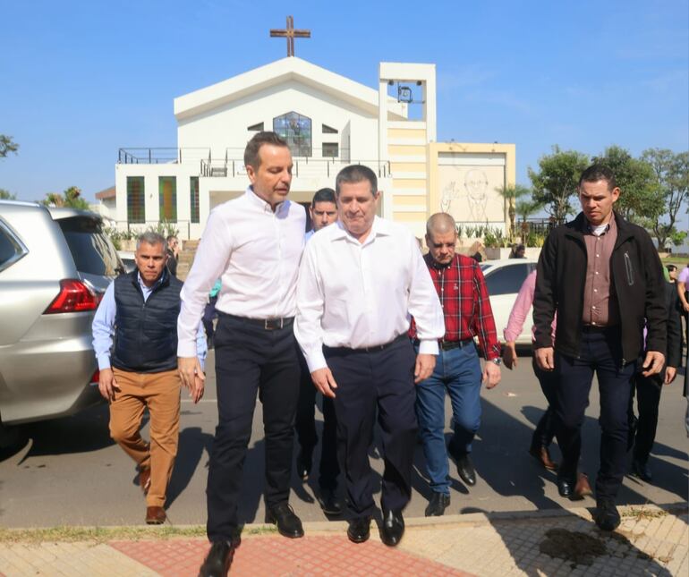 Andrés Gwynn, CEO de Texcin Group, pegado a Horacio Cartes durante un recorrido por el barrio San Francisco en julio del 2023.