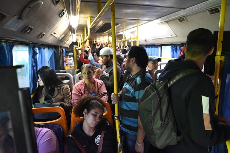 Pasajeros viajan hacinados en los buses, luego de larga espera en las paradas. 