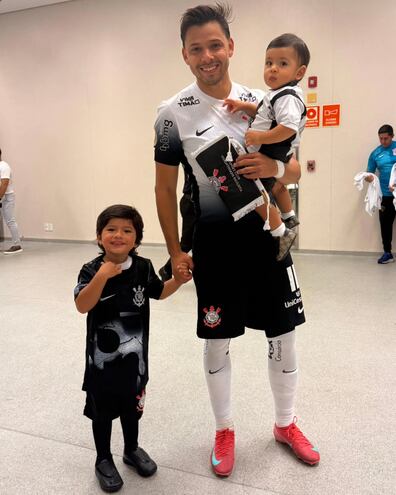 Ángel Romero con sus hijos Ciro y Zadquiel antes de ingresar al campo de juego.