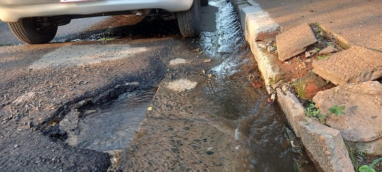 No es una naciente natural, sino un caño roto que hace días pierde miles de litros de agua pura y cristalina.