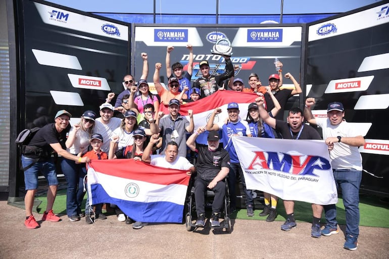 Pedro Valiente, equipo, familiares, amigos y otros pilotos paraguayos que habitualmente compiten en el certamen brasileño, festejan el logro conseguido después de las extraordinarias carreras del fin de semana.