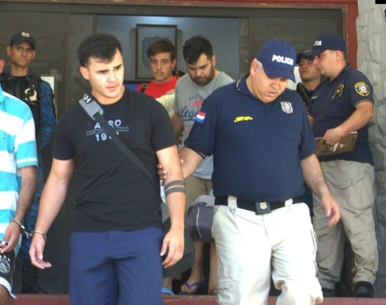 Héctor Grau (con remera roja) y Marcello Fretes (remera negra), antes de entrar a la cárcel de Tacumbú.