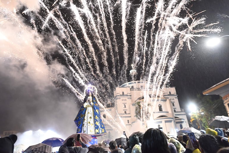 Los fuegos artificiales tuvieron como escenario la imagen gigante de la Virgen de Caacupé.