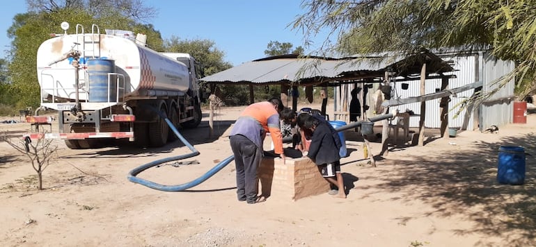 En plena pandemia, las comunidades indígenas continúan en suplicio para conseguir un poco de agua potable.