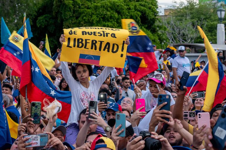 Simpatizantes del candidato a la Presidencia de Venezuela por la Plataforma Unitaria Democrática (PUD), Edmundo González Urrutia, asisten a un acto de campaña, en Maracaibo (Venezuela). Venezolanos fuera del país no podrán votar en estas elecciones.