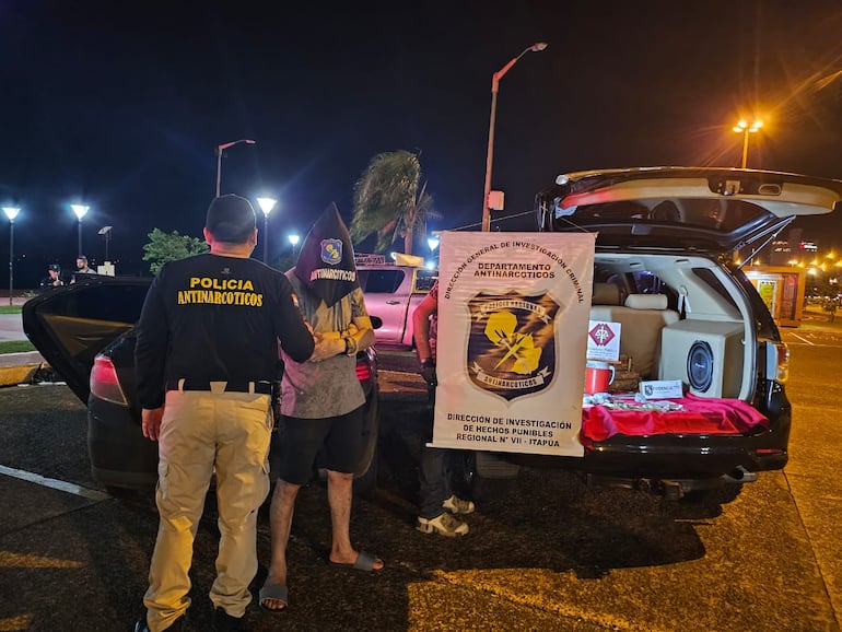 Policía cayó con drogas en la costanera de Encarnación.