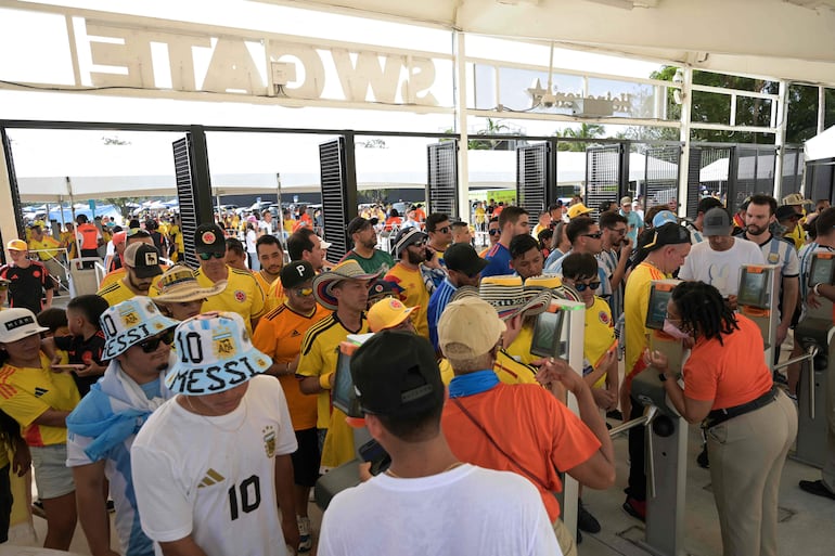 El ingreso al Hard Rock Stadium para la final de la Copa América 2024 fue desbordado por hinchas colombianos y argentinos, obligando al retraso del inicio del partido entre Argentina y Colombia. 