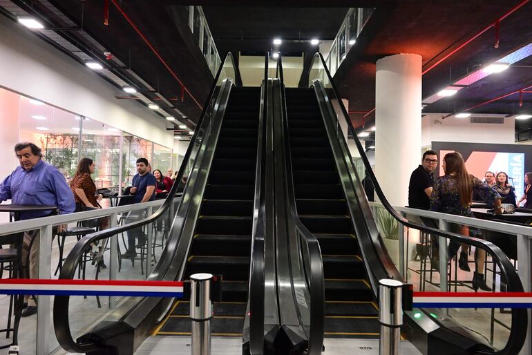 La galería M4 tiene varios niveles con modernas escaleras mecánicas para acceder a los distintos locales.