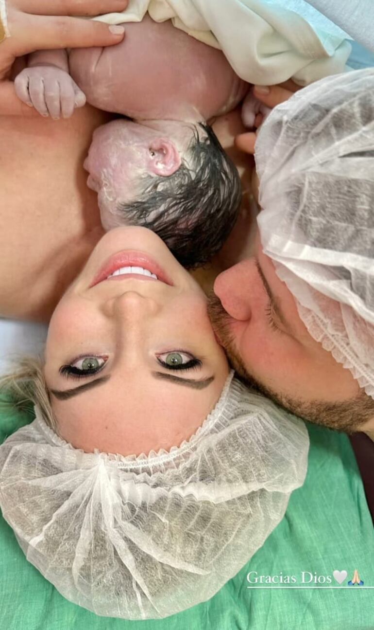 ¡Bella postal! Mamá Majo y papá Edwin recibiendo a Luciana. (Captura de la historia de Instagram de Edwin Storrer)