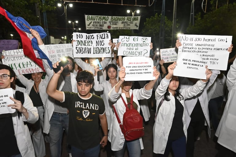 Estudiantes de Ciencias Médicas de la UNA marcharon ayer sobre la avenida Mariscal López en contra de la Ley Hambre Cero.