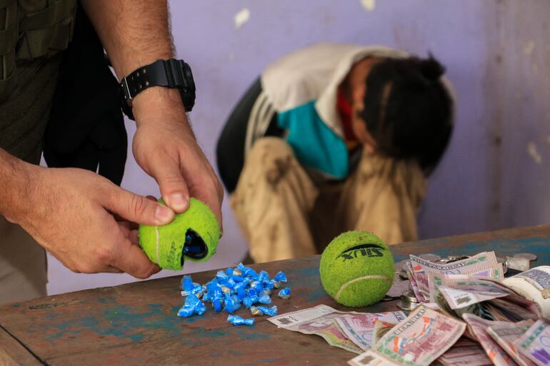 La Senad encontró varias dosis de crack dentro de pelotas de tenis y pádel.