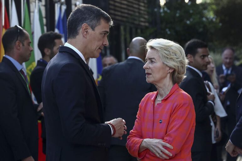 El presidente del Gobierno, Pedro Sánchez (i) quiere cerrar a fin de año el acuerdo con Mercosur, en tanto la Comimsión Europea, que preside Úrsula von der Leyen, arroja incertidumbre sobre esa posibilidad.